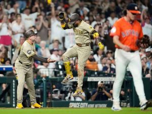 Luis-Arraez-se-fue-para-la-calle-frente-a-Houston.jpg