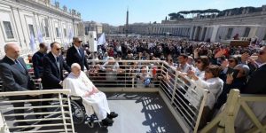 Papa-Francisco-reaparecio-gradecio-y-saludo-a-los-fieles-frente.jpg