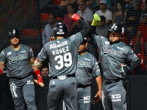 Renato-Nunez-mostro-su-fuerza-con-Saraperos.jpg