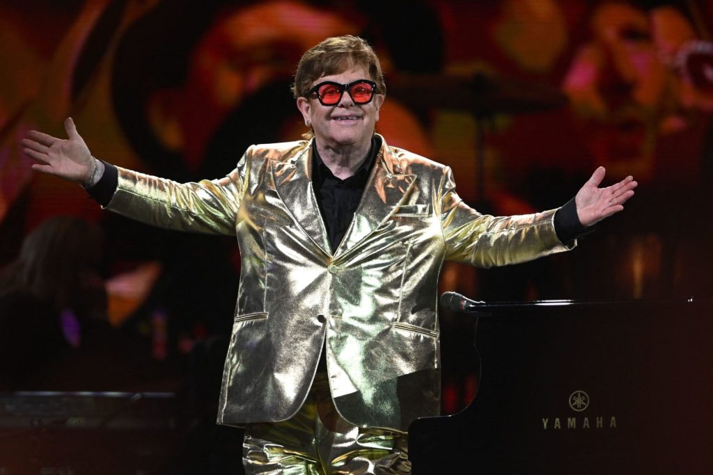Sale-a-la-venta-disco-de-Elton-John-junto-a.jpg