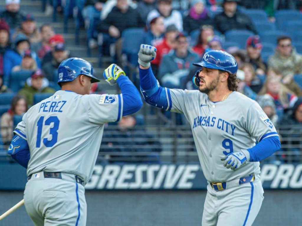 Salvador-Perez-la-mando-a-las-gradas-frente-a-Cleveland.jpg