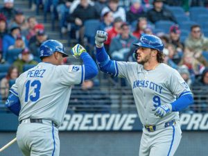 Salvador-Perez-la-mando-a-las-gradas-frente-a-Cleveland.jpg
