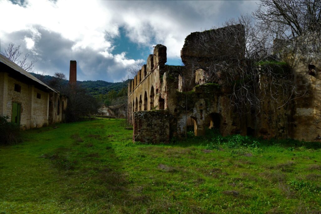 ruta-a-la-antigua-Fabrica-de-Hierros-abandonada.jpg
