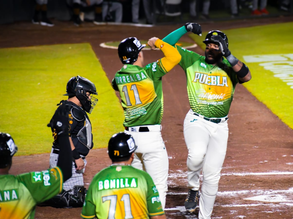 Eduardo-Torrealba-fue-la-bujia-de-Pericos-ante-Leones.png