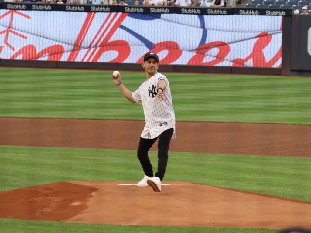 Lanzamiento-ceremonial-en-MLB-para-J-Alvarado.jpg