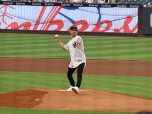 Lanzamiento-ceremonial-en-MLB-para-J-Alvarado.jpg