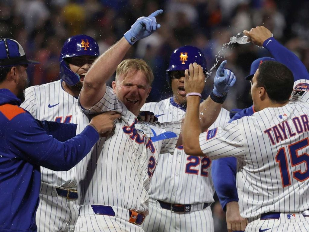 Los-Mets-dejaron-en-el-terreno-a-los-Piratas.jpg