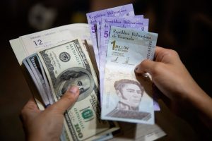 bolívares y dólares