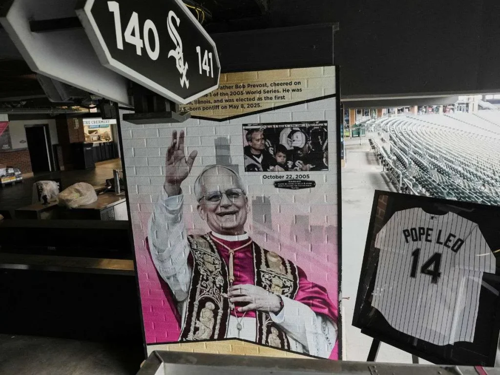 Medias-Blancas-colocan-placa-en-el-asiento-del-papa-Leon.jpg