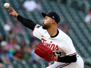 Pablo-Lopez-domino-a-los-Orioles.jpg