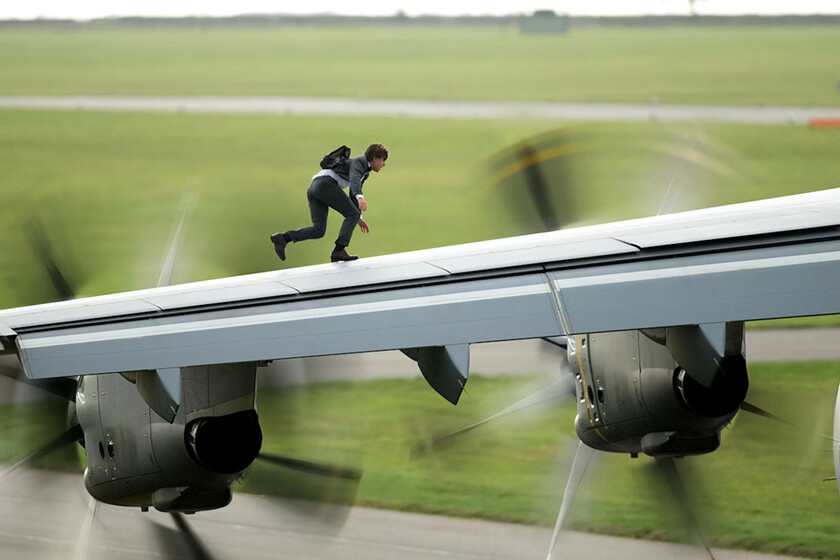 Tom-Cruise-se-cuelga-de-un-avion-despegando-aguanta-la.jpeg