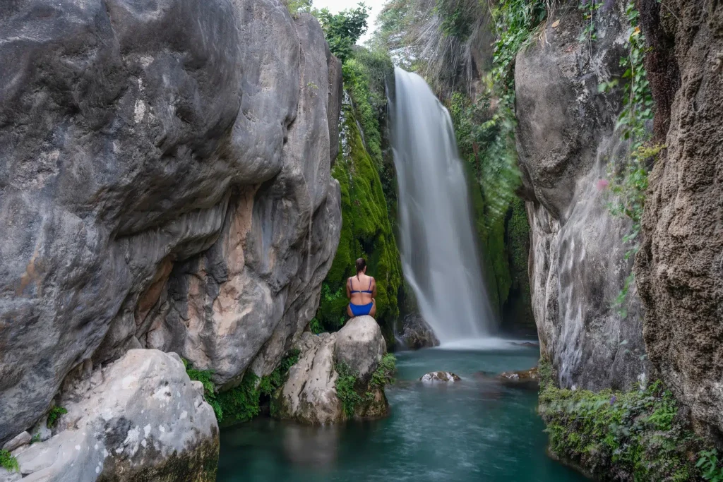Una-ducha-fresquita-en-plena-naturaleza-pozas-y-piscinas-naturales.webp.webp