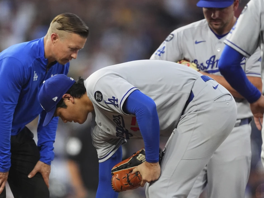 Ohtani-abandona-apertura-tras-lineazo-en-el-muslo-derecho.png
