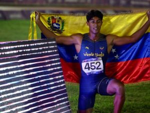 Ricardo-Montes-de-Oca-con-oro-y-record.jpg