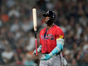 Ronald-Acuna-Jr-con-la-lena-caliente.jpg