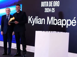 Mbappe-recibe-la-Bota-de-Oro-en-el-Bernabeu.jpg