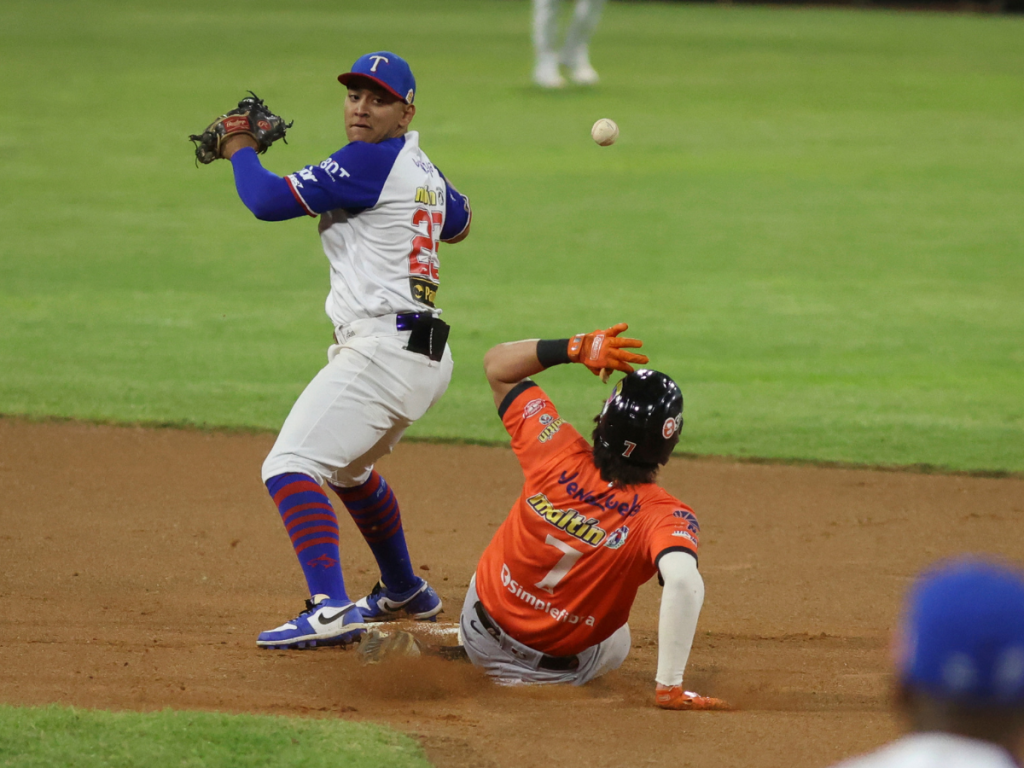 Aguilas-respondieron-con-poder-en-Estadio-Universitario.png