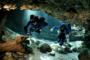 Alfredo-Roman-Parra-Yarza-Explorando-el-Abismo-Azul.png