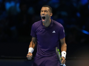 Auger-Aliassime-se-mantiene-con-vida-en-el-ATP-Finals.png