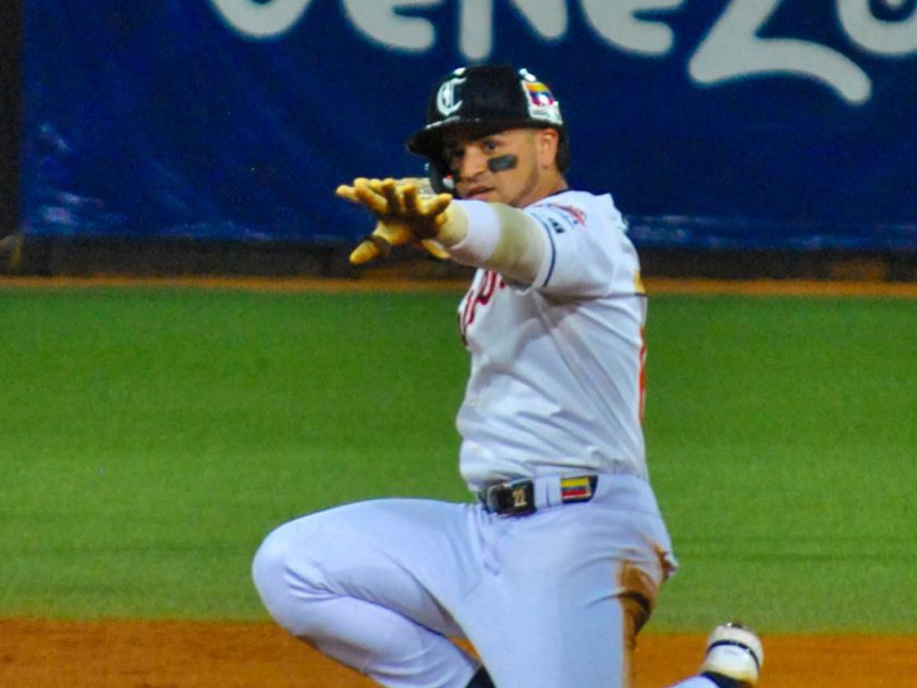 Carlos-Mendoza-Jr-fue-el-seguro-del-blanqueo-de-Caribes.png