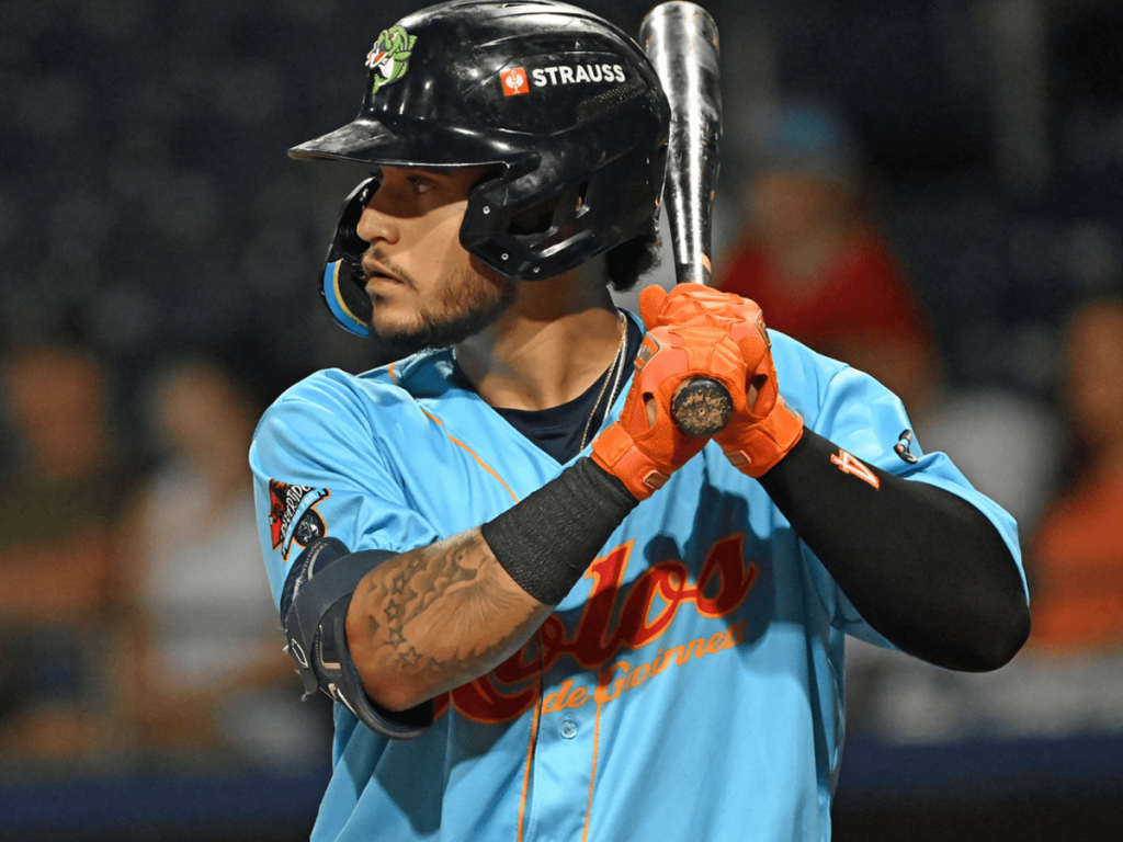 Carlos-Rodriguez-firma-contrato-de-Liga-Menor-con-los-Padres.png