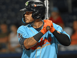 Carlos-Rodriguez-firma-contrato-de-Liga-Menor-con-los-Padres.png