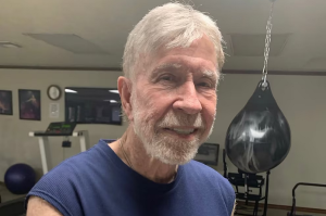 Chuck-Norris-sorprende-a-los-85-anos-con-una-transformacion.png