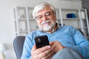 Imagen referencial principal - Cómo ayudar a los adultos mayores para que estén alertas ante estafas online - Suministrada por ESET y Comstat R