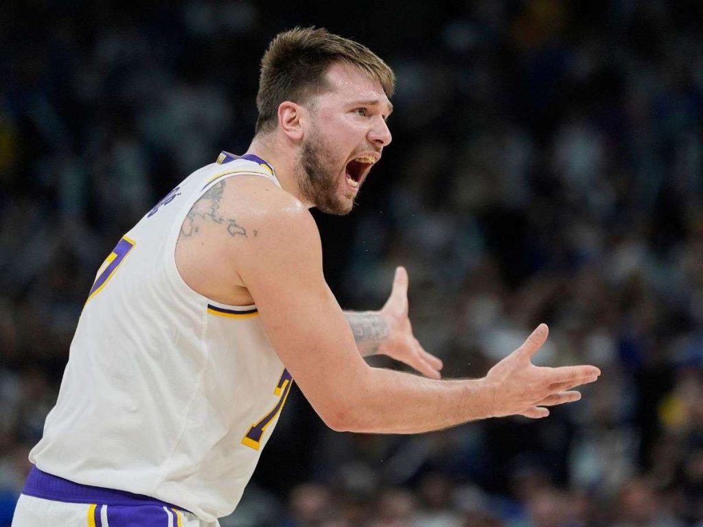 Doncic-y-Reaves-guian-triunfo-de-Los-Lakers.jpg