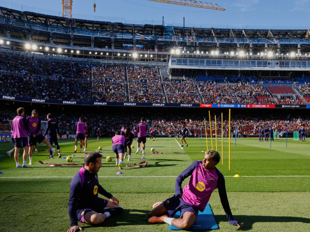 El-Barcelona-entreno-por-primera-vez-en-el-nuevo-Camp.png