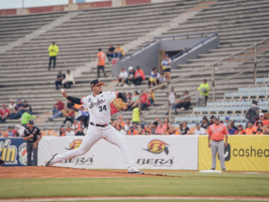 Encuesta-al-Pitcher-del-Ano-Andry-Lara-demuestra-su-cartel.png