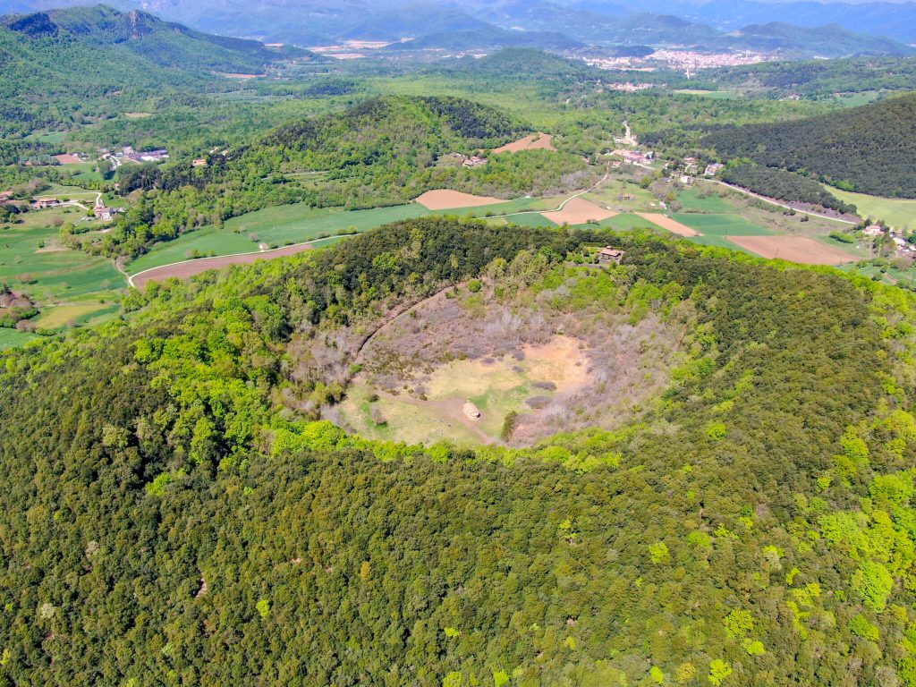 Esta-ermita-oculta-en-el-crater-de-un-volcan-esta.jpeg