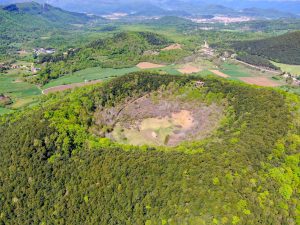 Esta-ermita-oculta-en-el-crater-de-un-volcan-esta.jpeg