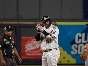 Leandro-Cedeno-Estan-saliendo-los-batazos.jpg