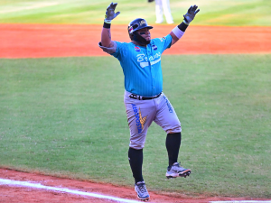 Ramon-Cabrera-hizo-historia-con-su-jonron-ante-Aguilas.png