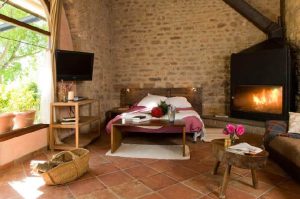 ¡Saltaran-chispas-Casas-rurales-con-chimenea-en-la-habitacion-para.jpg