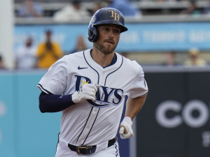 Brandon-Lowe-pasa-a-los-Piratas-de-Pittsburgh.png