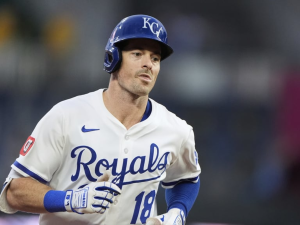 Bravos-firman-por-dos-campanas-al-jardinero-Mike-Yastrzemski.png