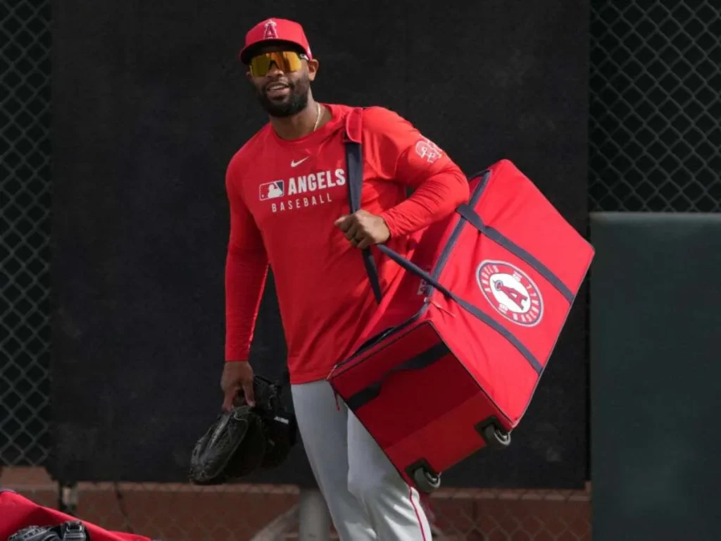 Chuckie-Robinson-firma-contrato-con-Los-Dodgers.jpg