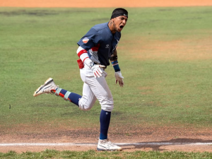 Daom-pico-adelante-en-la-Gran-Final-del-beisbol-argentino.png