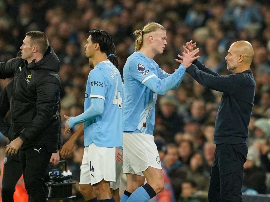 Haaland-aplaude-la-entrega-de-Pep-Guardiola.jpg