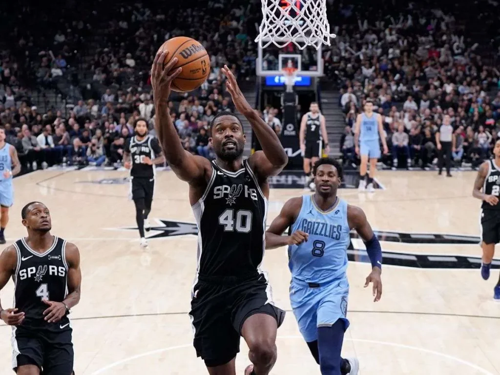 Harrison-Barnes-lidera-la-ofensiva-de-los-Spurs.jpg