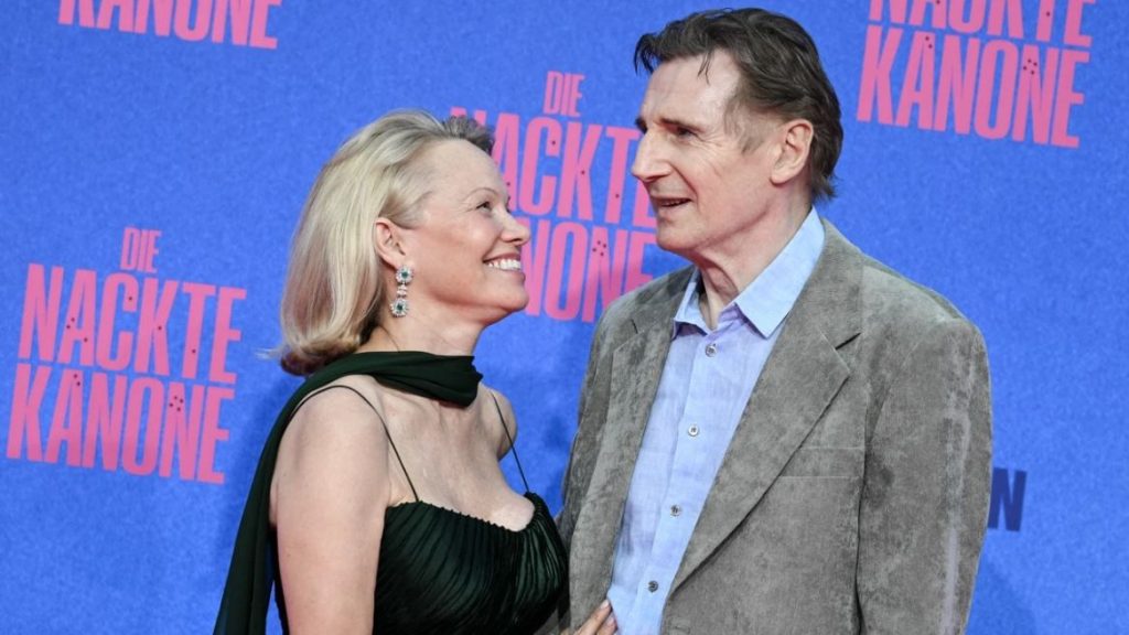 Pamela-Anderson-y-Liam-Neeson