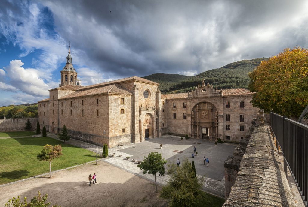 Que-ver-y-hacer-en-La-Rioja-Alta-vino-montanas.jpg