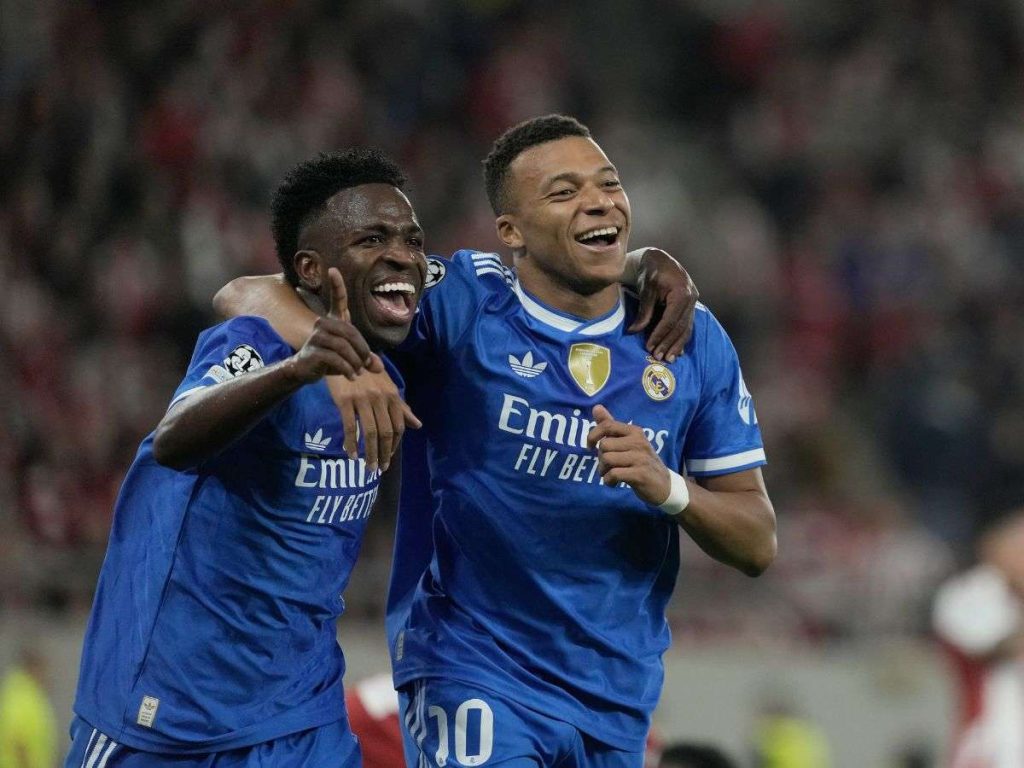 Real-Madrid-con-Mbappe-Valverde-Rudiger-y-Huijsen-ante-Alaves.jpg
