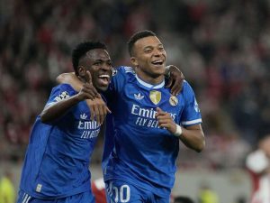 Real-Madrid-con-Mbappe-Valverde-Rudiger-y-Huijsen-ante-Alaves.jpg