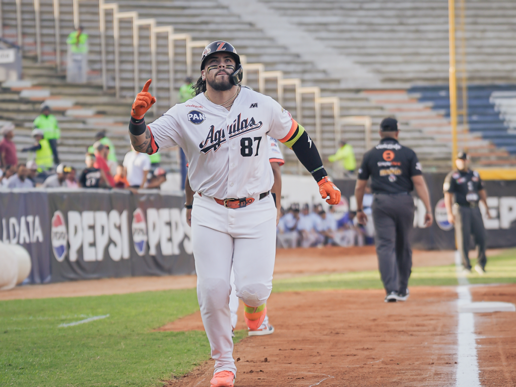 Andres-Chaparro-alza-vuelo-y-batea-raudales-en-el-RR.png