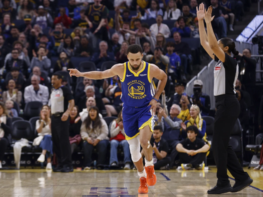 Curry-guio-victoria-de-los-Warriors-en-su-regreso-a.png