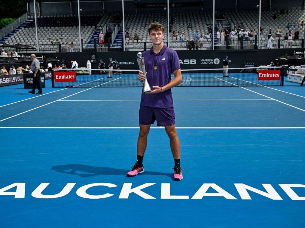 Jakub-Mensik-vencio-en-Auckland-y-se-centra-en-Melbourne.jpg
