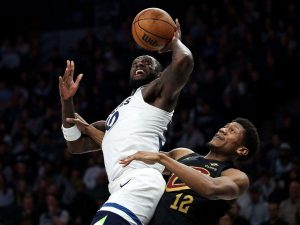 Julius-Randle-saco-garra-con-Timberwolves.jpg